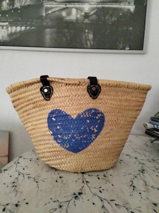 Capazo artesanal con corazón azul
