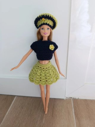 Conjunto tejido para Barbie: falda y gorro
