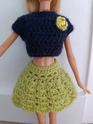 Conjunto tejido para Barbie: falda y gorro