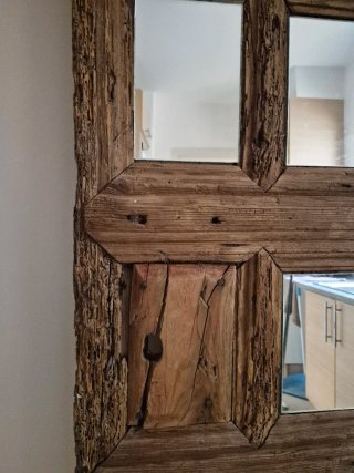 Puerta antigua con espejos