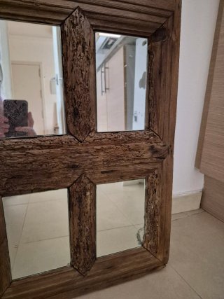 Puerta antigua con espejos