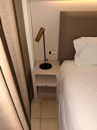 Lámpara de mesa metal dorada y negra
