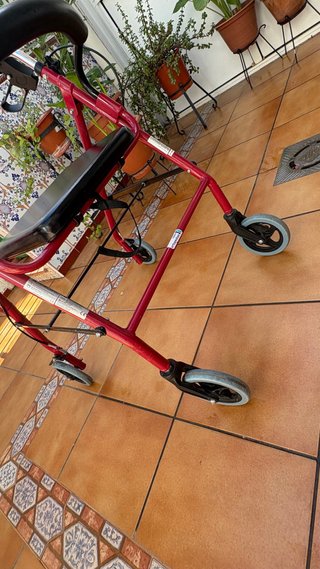 Andador Mobiclinic Rojo de 4 ruedas con Asiento