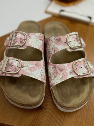 Sandalias de verano con flores