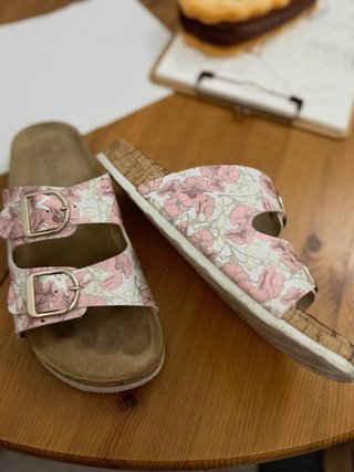 Sandalias de verano con flores