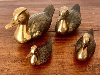 Familia de patos en bronce