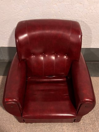 Sillón de piel granate