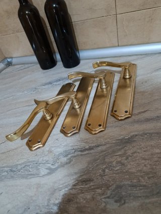 Manillas de puerta doradas