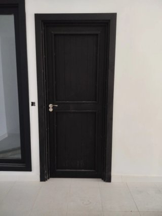 Puerta de hierro negra