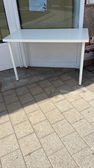 Mesa blanca de madera