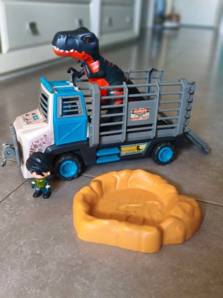 Camión Pinypon con Dinosaurio y Figura
