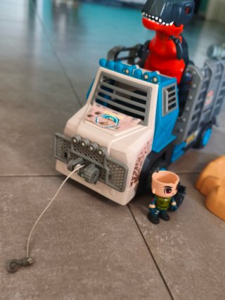 Camión Pinypon con Dinosaurio y Figura