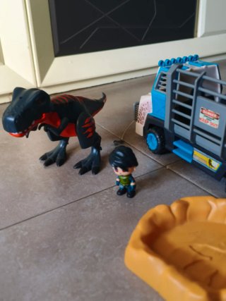 Camión Pinypon con Dinosaurio y Figura