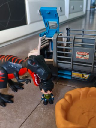 Camión Pinypon con Dinosaurio y Figura