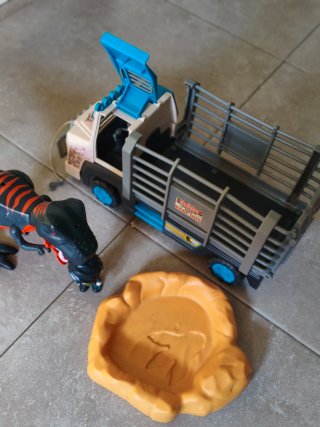 Camión Pinypon con Dinosaurio y Figura