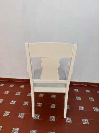 Sillón de salón de madera blanco