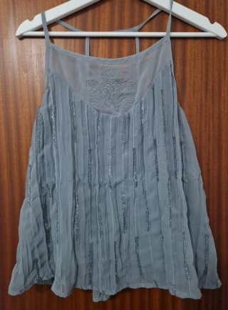 Conjunto top y falda gris plateado