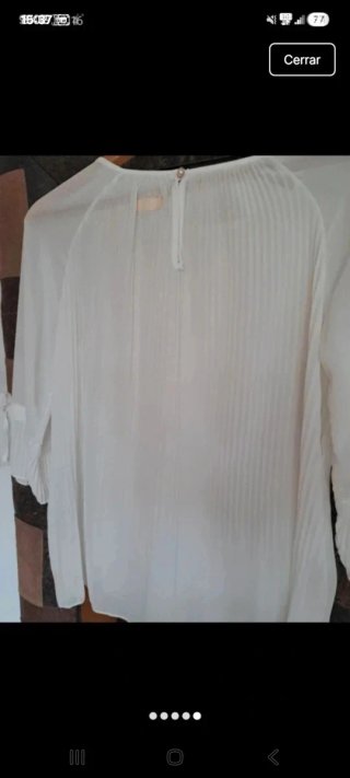 Blusa blanca plisada manga acampanada