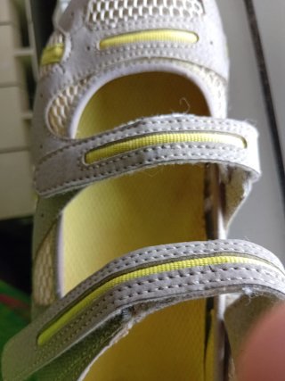 Zapatillas de paseo con tiras beige y verde.