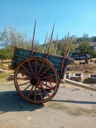 Carro antiguo de madera