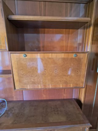 Mueble de salón clásico con vitrina
