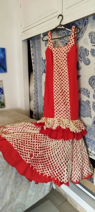 Traje de flamenca rojo con lunares blancos