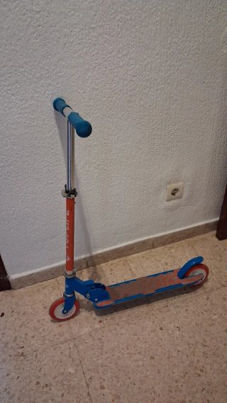 Patinete infantil azul y naranja