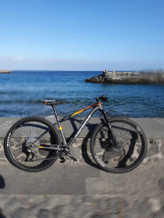 Bicicleta de montaña negra y naranja