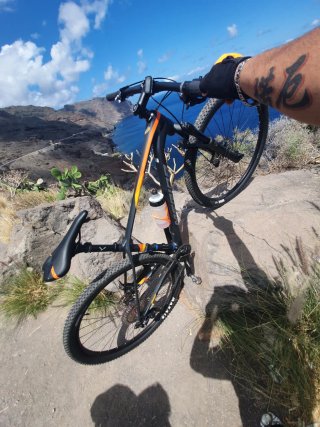 Bicicleta de montaña negra y naranja