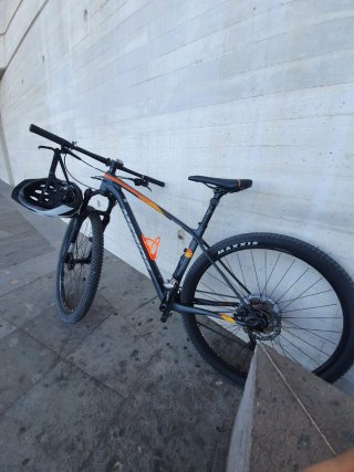 Bicicleta de montaña negra y naranja