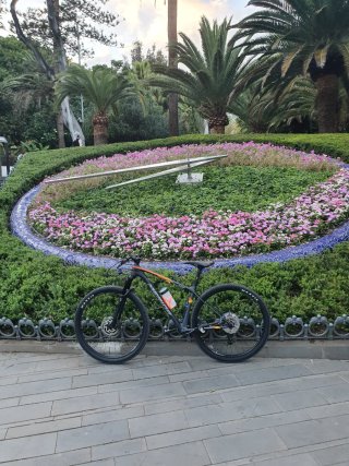Bicicleta de montaña negra y naranja