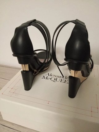 Sandali Alexander McQueen con zeppa neri e oro 39