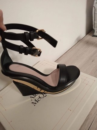 Sandali Alexander McQueen con zeppa neri e oro 39