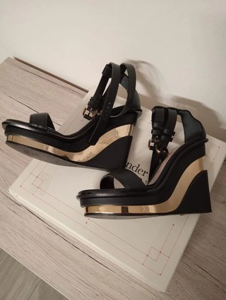 Sandali Alexander McQueen con zeppa neri e oro 39