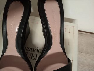 Sandali Alexander McQueen con zeppa neri e oro 39