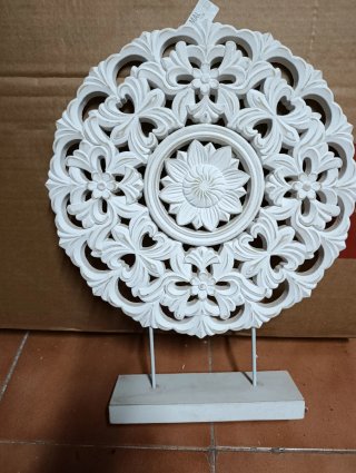 Decoración de pared blanca estilo mandala