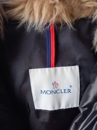 Giacca Moncler tg4 nera con cappuccio in pelliccia