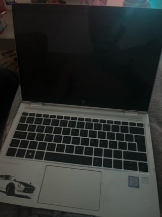 Portátil con pegatinas de coches