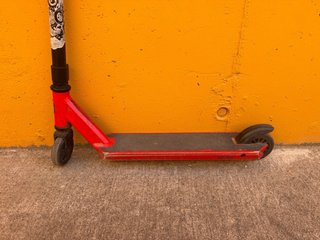 Patinete Oxelo Negro y Rojo