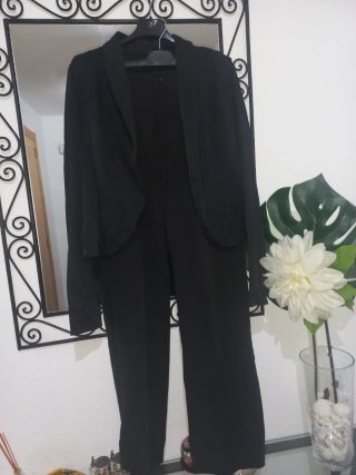 Traje negro y blanco