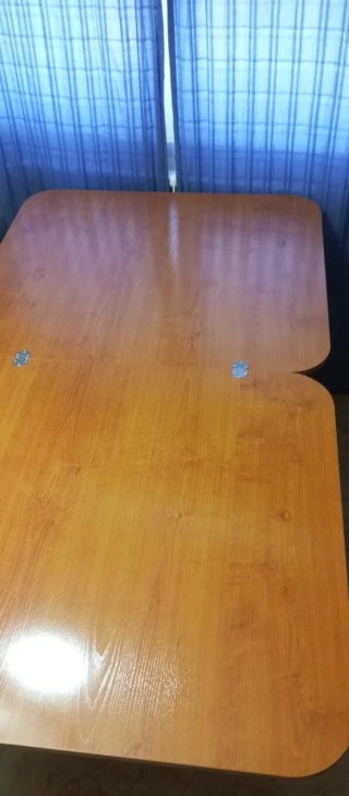 Mesa de comedor de madera