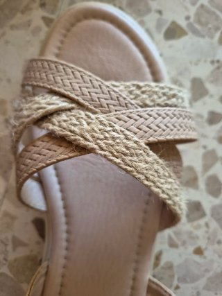 Sandalias de tiras cruzadas beige