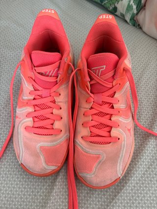 Zapatillas de baloncesto naranjas y rosas