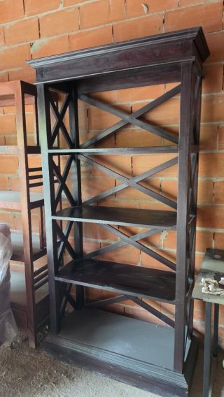 Librería clásica de madera oscura