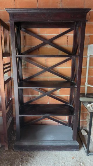Librería clásica de madera oscura