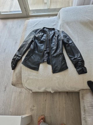 Cazadora Zara negra efecto piel