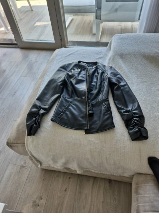 Cazadora Zara negra efecto piel