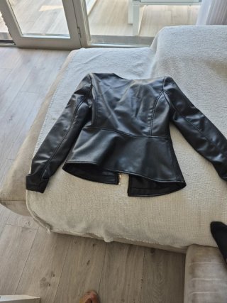 Cazadora Zara negra efecto piel