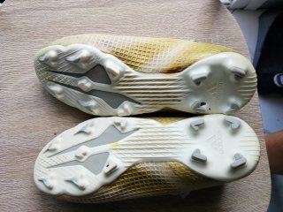 Botas de fútbol blancas y amarillas