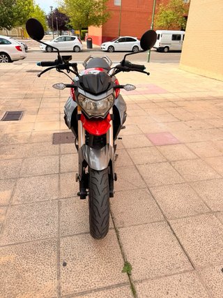 Moto Naked Gris y Roja